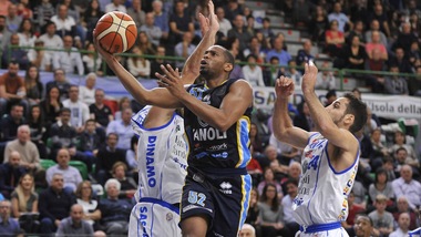 Holloway gela Sassari, Dinamo in piena crisi