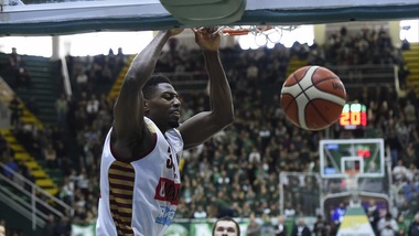 Ejim sbanca Avellino, l'Umana raggiunge la Sidigas