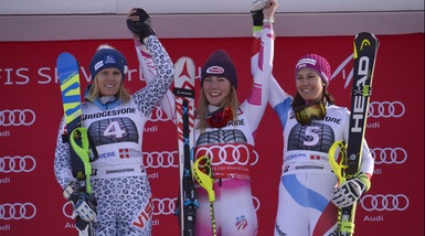 Sci, la Shiffrin vola nello slalom speciale, indietro le italiane