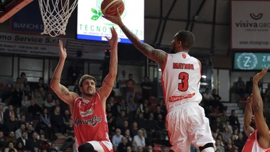 Maynor doma Reggio Emilia, Varese torna a vincere