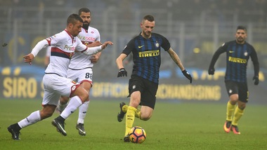 Moviola Serie A: Regolare l’1-0 di Brozovic. Che dubbio su Laxalt!