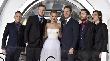 Jennifer Lawrence e Kara Del Toro, la prima di 'Passengers' è sensuale