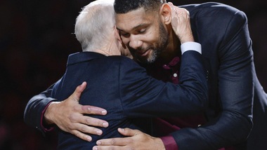 Gli Spurs celebrano Duncan con un successo. Ok 76ers e Dallas