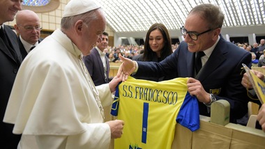 Il Chievo dal Papa: una maglia per Francesco