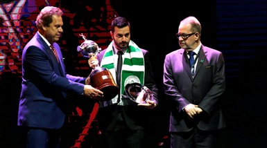 Il presidente della Chapecoense riceve la coppa, commozione e applausi