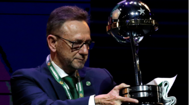 La Chapecoense riceve il trofeo della Copa Sudamericana: applausi e commozione