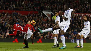 Mkhitaryan, gol da antologia: il colpo dello scorpione fa impazzire i tifosi dello United