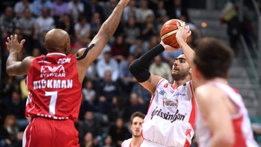 Aradori affonda Milano, Venezia passeggia a Varese