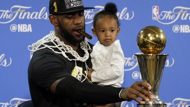 Nba, il "Re" LeBron compie 32 anni