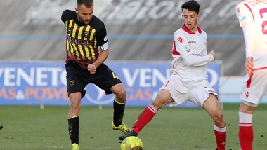 Arezzo, per il centrocampo preso Cenetti dal Bassano a titolo definitivo
