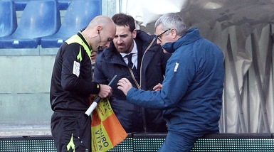 Sampdoria-Empoli, l'assistente si ferma. Colpa della bandierina