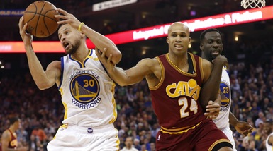Curry asfalta Cleveland, +35 per Golden State