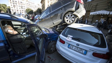 Una retromarcia distratta e il SUV si arrampica sulle altre auto