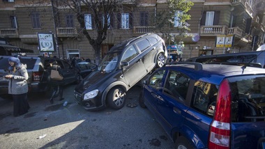 SUV arrampicato sulle auto a Roma