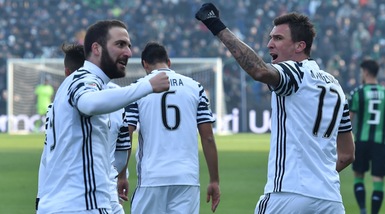 Serie A, Sassuolo-Juventus 0-2: Higuain e Khedira, Roma a -4