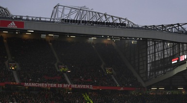 Premier, paura a Manchester: incendio a Old Trafford