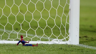 Camerun-Ghana 2-0, anche Spider-Man scende in campo ma non basta