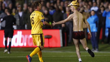 Sutton-Arsenal, l'invasione del tifoso con gli slip «kiss me»