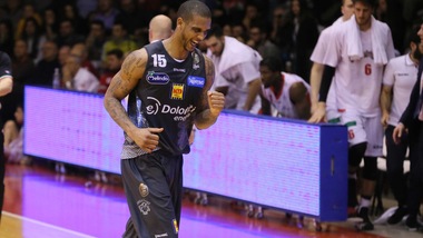 Sutton sbanca Reggio Emilia, Torino regola Brindisi