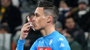Juventus-Napoli | Callejon, l'esultanza è un bacio ai parastinchi