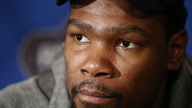 Distorsione al collaterale per Durant. Almeno un mese di stop