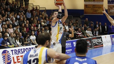 Basket Serie A, Capo d'Orlando batte 71-67 Brescia e la stacca