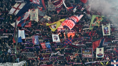 Serie A Bologna, i tifosi contestano: «Ora basta, onorate la maglia»