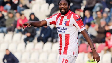 Serie B, Vicenza-Pisa 2-1: Ebagua e Urso firmano l'impresa in dieci