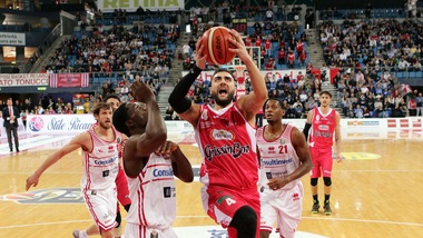 Reggio torna al successo ed espugna Pesaro nel segno di Aradori