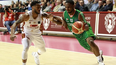 Joe Ragland torna negli USA per curare la spalla destra