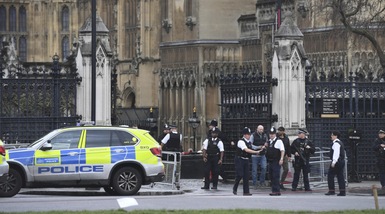 Londra, spari davanti al Parlamento: «È terrorismo»