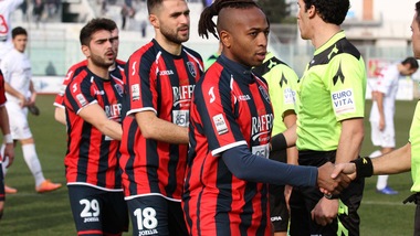 Lega Pro, il Taranto: «Giocatori aggrediti da 30 persone incappucciate»