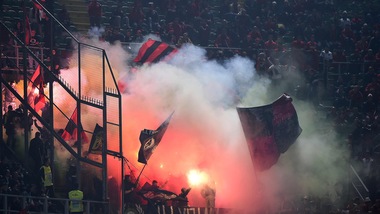 Petardi in campo, Italia-Albania sospesa per 8'