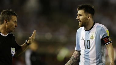 Messi squalificato, prove di sconto: «Insulti all'assistente? No, al vento»
