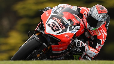 Sbk, che spavento Melandri: cade nei test, ma è tutto ok