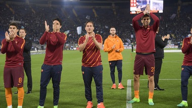 Roma, Totti e compagni salutano la Curva Sud