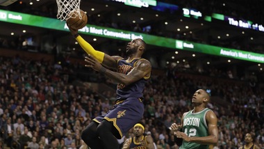 Lebron spegne i Celtics, Warriors primi a Ovest