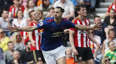 Premier League, valanga Manchester United: 3-0 a Sunderland. Crollo Leicester