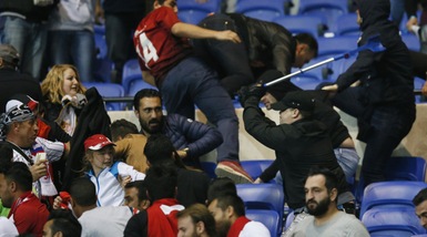 Lione-Besiktas: scontri tra tifosi dentro e fuori lo stadio, le foto