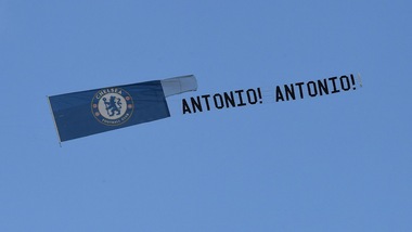 Chelsea, nel cielo di Wembley uno striscione per Conte