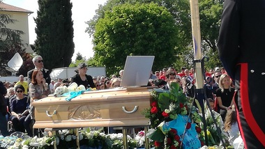 L'ultimo saluto a Scarponi: in 5 mila ai funerali