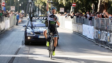 Ciclismo: Lizde vince il 72° GP della Liberazione dedicato a Scarponi