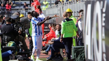 Pescara, buu razzisti a Cagliari, Muntari lascia il campo