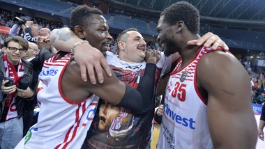 Hazell salva Pesaro, Cremona scende in A2