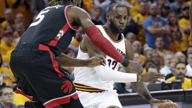 Lebron affonda Toronto, Harden umilia gli Spurs