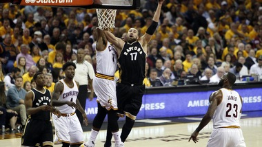 James spazza via Toronto, Leonard scuote gli Spurs