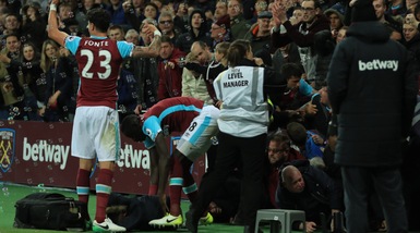 West Ham, troppa gioia: crollano gli spalti al gol di Lanzini