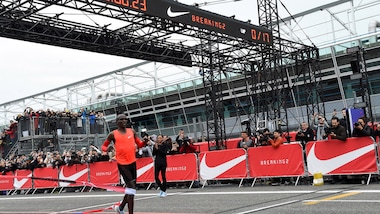 Maratona "ad hoc", Kipchoge sfiora il muro delle due ore