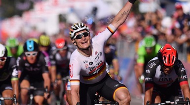 Giro d'Italia, seconda tappa e maglia rosa a Greipel