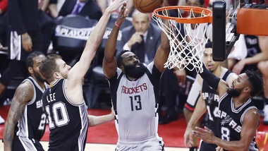Harden stende gli Spurs, Cleveland spazza via Toronto
